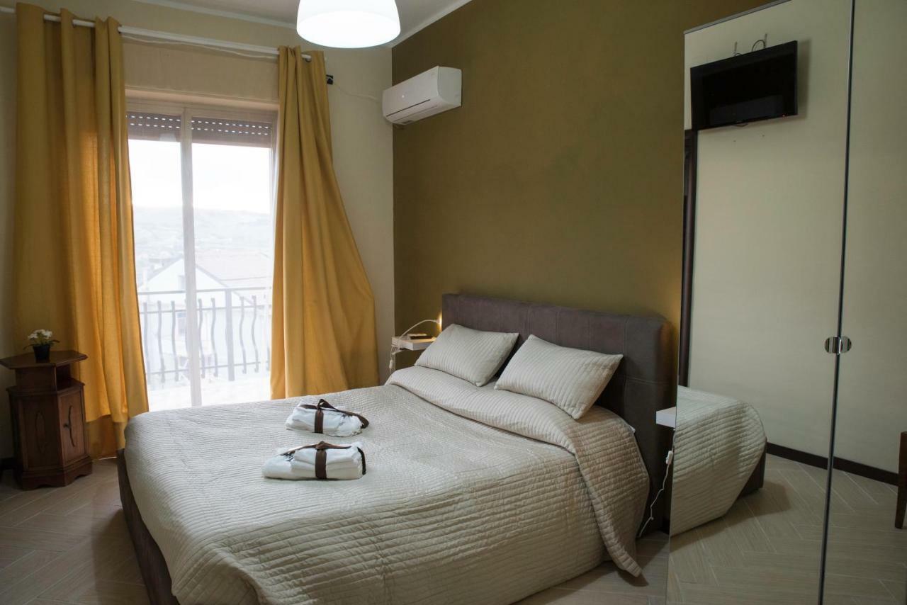 Il Centro Short Lets Hotel Valguarnera Caropepe Luaran gambar